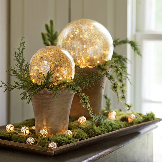 A Set of 2 Beautiful Crackled Glass LED Gazing Globes for Your Holiday Decoration